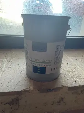 sous couche 5 l . 11 pots à donner ensemble ou séparés. fin de chantier. excellente qualiye