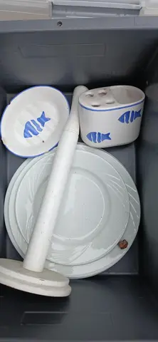 3 assiettes, 1 support essuie tout , 1 porte savon et brosses a dents