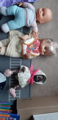 Lot de poupées avec vêtements