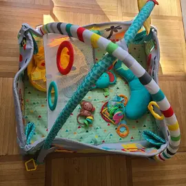 parc jeux bébé avec hochets