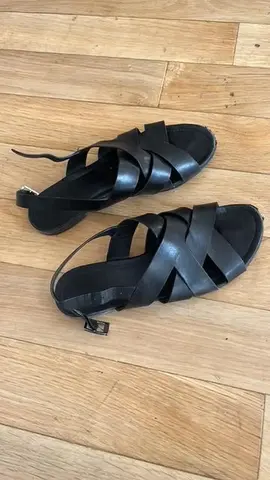 paire de sandales noires T38