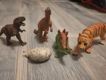 petits dinosaures en plastique