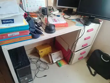 bureau enfant en bois à récupérer sur place