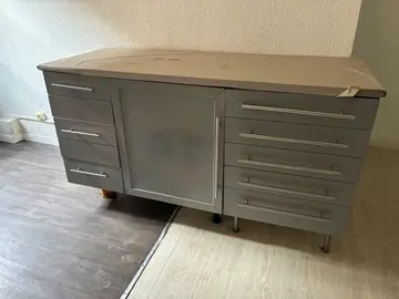 meuble gris à tiroirs