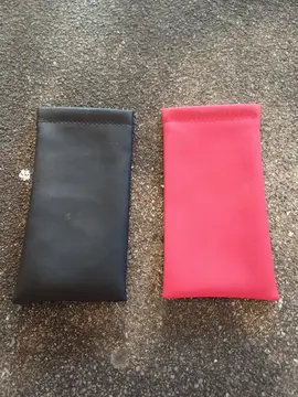 2 étuis à lunettes