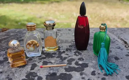 lot de petits flacons de parfum vides