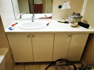 Lot meubles salle de bain bas et haut + vasque et robinet