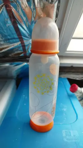 biberon en plastique avec tétine