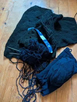 restes de laines noir et bleu et tricot et aiguilles