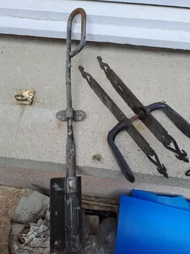 système de fermeture pour porte de garage en bois