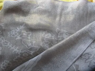 étole gris/dorée