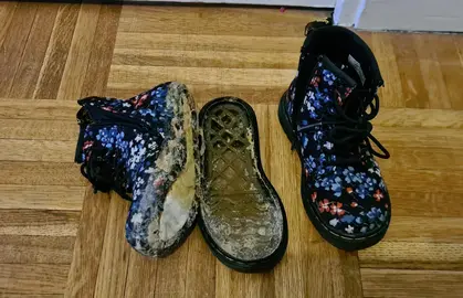Dr Martens chaussure enfant taille 24 décollées
