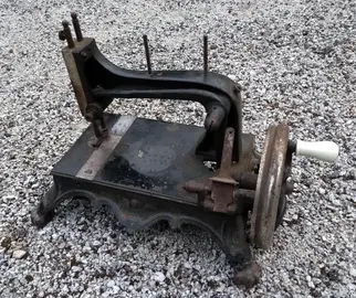 Machine a coudre très ancienne