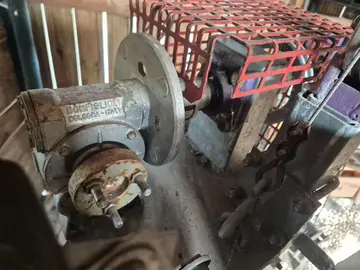 moteur servant tourne broche