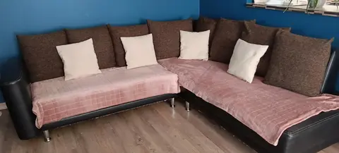 un grand canapé sans les plaids rose.