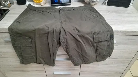 short homme kaki
