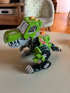 voiture qui se transforme en t-rex