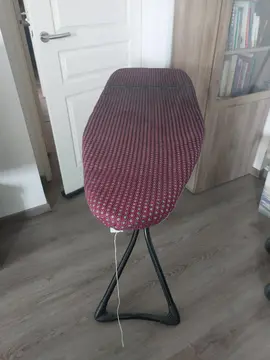 table à repasser comme neuve 120cm