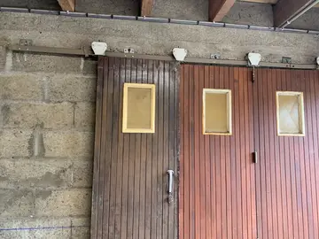 - porté de garage suspendu sur rail et roulettes dans l’état , fonctionnel , avec clés .