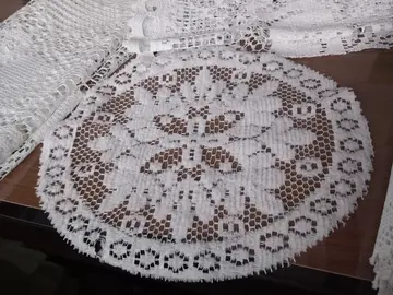 donne napperon en dentelle