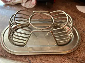 service à toasts et emplacement beurrier
