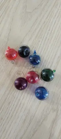 petites boules en verre colorées