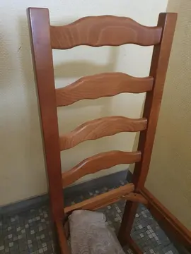 Chaise rustique en chaine à réparer le siège