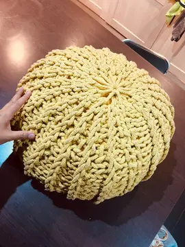 TROQUE : Puff tricoté jaune moutarde