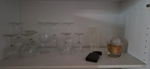 Une dizaine de verres à pied + 2 verres à eau