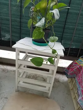 Tabouret léger porte-plante (sans la plante)