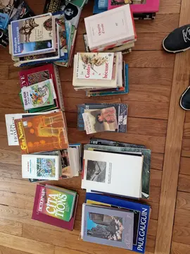 Une centaine de livres de tous ordres et de différentes époques