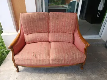 table en verre avec colonne, canapé avec fauteuil et pouf