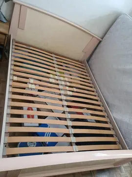 Lit double en bois laqué