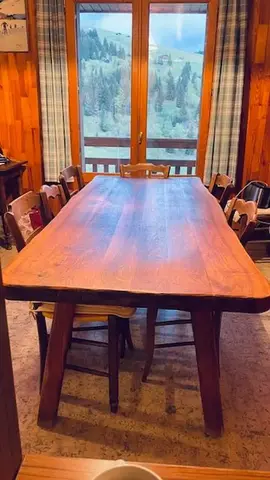 belle table massive en bois et 8 chaises paillées