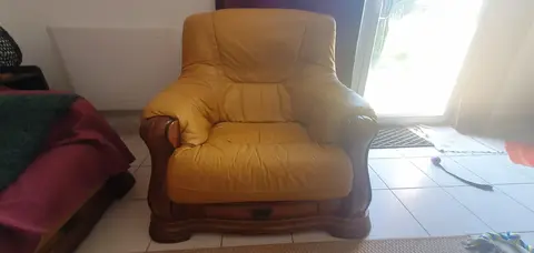 canapé non convertible et 2 fauteuils en cuir et bois massif