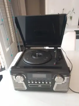 Lecteur vinyls, radio, cd. problème de lecture sur les vinyls, tourne doucement, sûrement couroie.