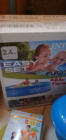 lot piscine. bâche. bouées