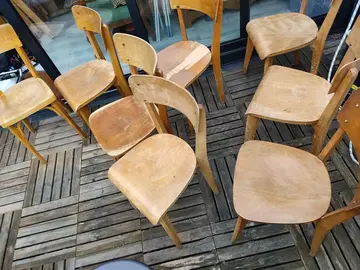 LOT DE 8 CHAISES + 2 CHAISES PLIANTES EN BOIS
