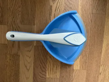Pelle et balayette bleue en bon état