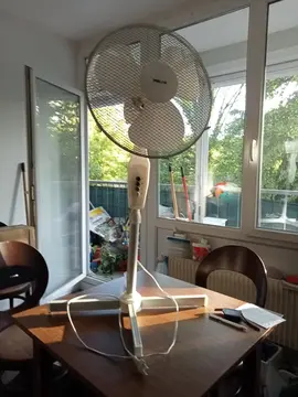 Ventilateur pivotant sur pieds