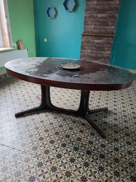 Très grande table en bois massif