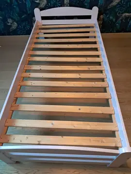 Lit rose en bois