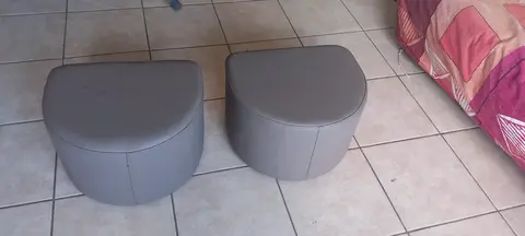 2 poufs en simili cuir