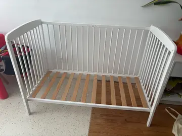 lit bébé en très bon état