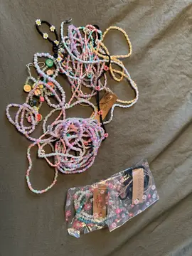 Lot de bracelets et colliers perles colorées