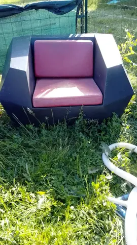 donne 2 fauteuils et une table extérieur