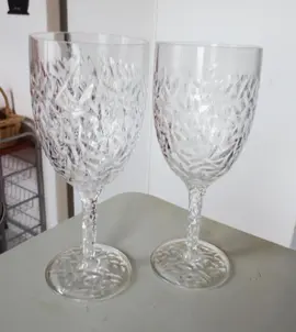DEUX GRANDS VERRES A PIED EN PLASTIQUE