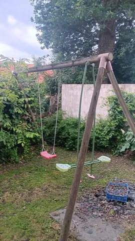 Portique en bois avec 2 balancoires