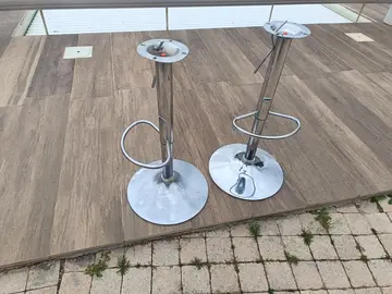 Deux pieds de tabourets