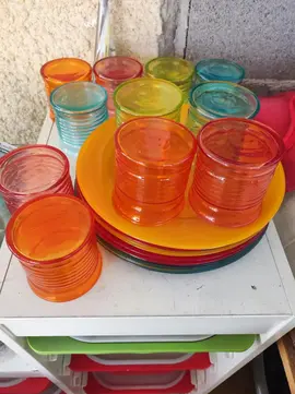 lot assiettes et verres tout en couleurs :)
